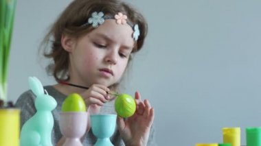 Bir fırça ve boya dekorasyon bir Paskalya yumurta ile bir kız öğrenci portresi. Hıristiyan geleneklerini, Paskalya kavramı