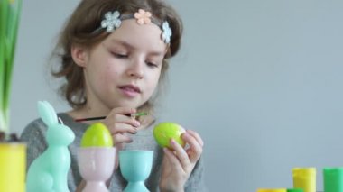 Çocuk yaratıcılık, kız boyalar Paskalya yumurtaları, parmaklarını neşeyle gülen boya bulaşmış. Mutlu aile Paskalya