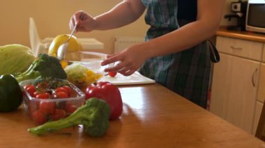 Tanınmayan kadın şeffaf bir kase sebze salatası karışımları. Kadın mutfakta, doğru beslenme