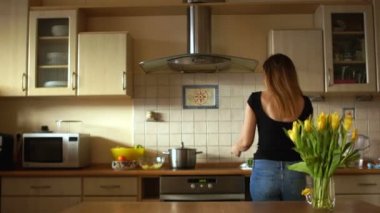 Genç kız mutfakta Durham tatlı biber elinde dans. Diyet kavramı