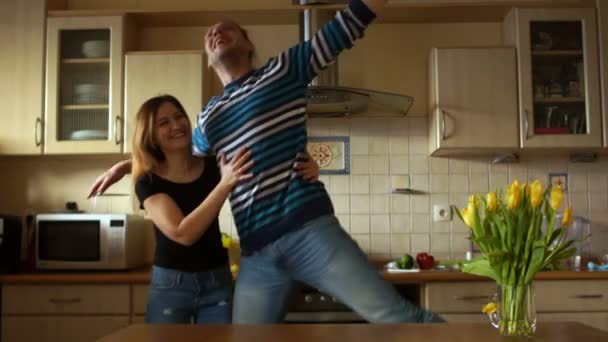 Young and perky students fool around in the kitchen, laugh and have fun — Stock Video