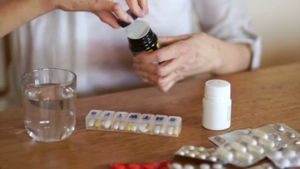 Gros plans portrait d'une femme âgée bras souffrant d'arthrite prenant une dose quotidienne de médicaments et de vitamines — Video