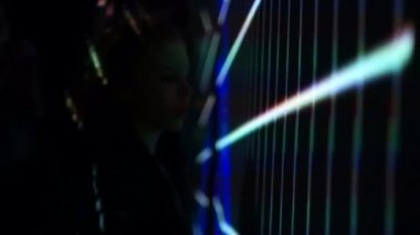 LED ışık etkileşimi duvar ile oynayan genç çocuk. Soyut model, yeni teknolojiler, fütüristik projeleri