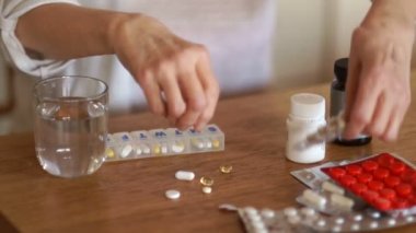 Bir bardak su haplarla günlük doz içme yaşlı tanınmaz halde kadın. Artrit olan bir kişinin elleri