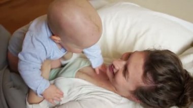 Anne bebek yatakta sabah yalan kadar yükseltir. Annelik mutluluk, anneler günü