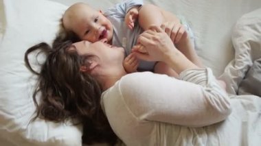 Anneler seviyorum. Bebek ve anne sarılma ve gülümseyen sabah yatakta. Aile, Anneler günün kutlu olsun. Annelik kavramı