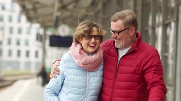 Datum ouder paar. Sluit portret, een man en een vrouw knuffel en lachen. Beide zijn bril gekleed in een casual stijl — Stockvideo