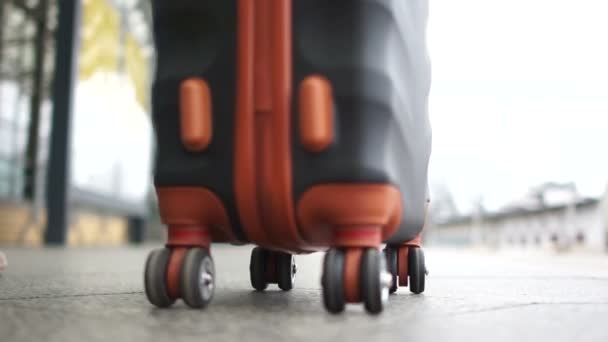 Yakın çekim bir platformda bir çanta taşıyan bir adam. Alt görünümü, seyahat kavramı — Stok video