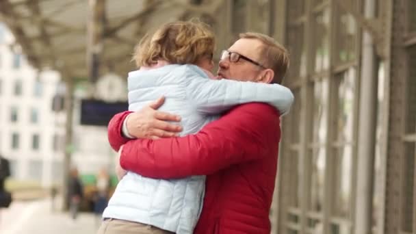 El hombre y la mujer se abrazan y van de la mano. Retrato cercano de una pareja madura enamorada. Amor tardío, familia feliz — Vídeo de stock