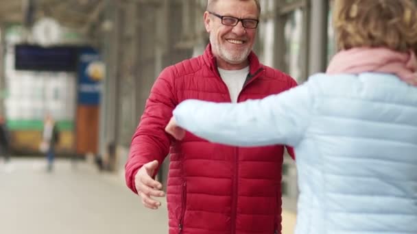 Un anciano con barba gris conoce a su amada mujer. Amar pareja madura. Día de San Valentín — Vídeos de Stock