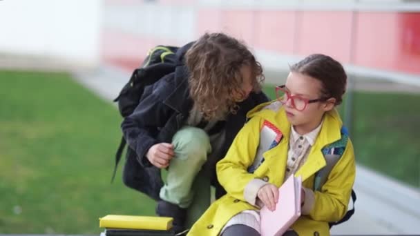 Eine Gruppe Teenager demütigt ein wehrloses Mädchen mit einer Brille. Jugendgewalt, Probleme, körperlicher Missbrauch in der Schule, Dominanz und Aggression — Stockvideo