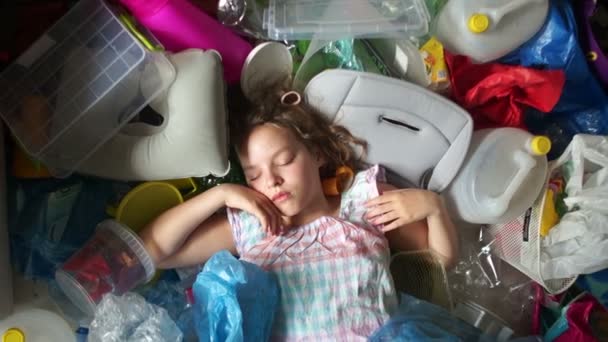 생태 개념, 플라스틱을 중지합니다. 아이는 깨어나서 플라스틱 쓰레기 더미에, 행성의 플라스틱 오염에 때렸다. — 비디오