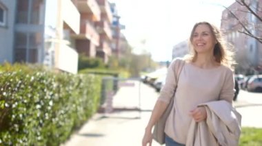 İlkbaharda şehir caddesinde iki kadının buluşması. Yaşlı ve genç kadınlar kucaklaşır ve yoluna devam edin. Bahar ruh hali