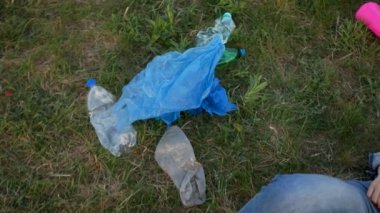 Üzgün kız çöp dolu çim gözlerini kaplayan yalan - plastik kirliliği kavramı. Plastiği durdur