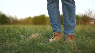 Sosyal kavram. Bir kadın ayaklarının altına plastik bir şişe atar, üzerine basıp gider. Plastiği durdur