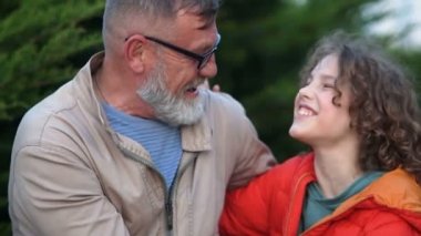 Büyükbabam torununu dışarıda tutuyor. Mutlu aile, büyükbaba ve torun