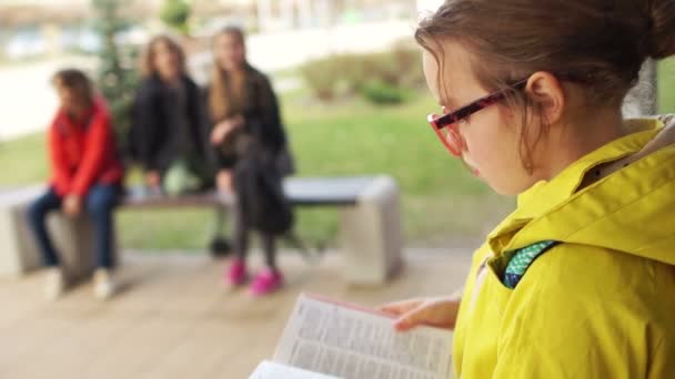 I bambini crudeli offendono la ragazza. Primo piano, occhiali lacrimogeni, urla in faccia abuso, bullismo adolescenziale — Video Stock