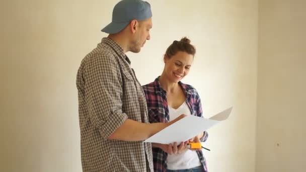 Interior project of a new apartment for the newlywed couple. Husband and wife are discussing their homes interior plan — Stock Video