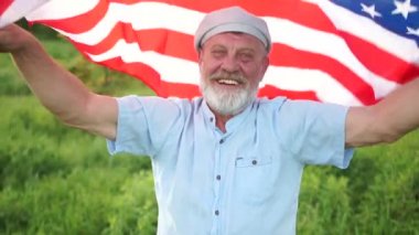 Omuzlarında Amerikan bayrağı olan emekli Abd bağımsızlık gününü kutladı, vatanseverlik günü