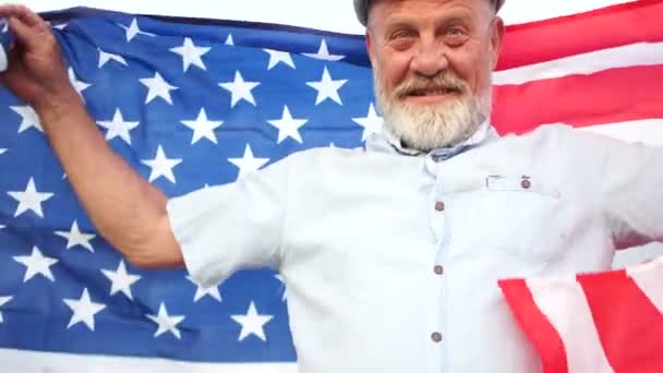 Happy American pensionär innehar amerikanska flaggan. Självständighetsdagen 4 juli — Stockvideo