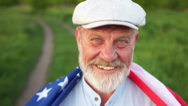 Portrait rapproché d'un agriculteur texas le jour de notre indépendance, le 4 juillet. Nous drapeau sur les épaules, jour patriotique. le rêve américain — Video
