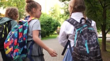 Dört arkadaş okuluna gidiyorsun. Onlar A Lot of eğlenceli çünkü bugün var olan onların ilk gün okulda