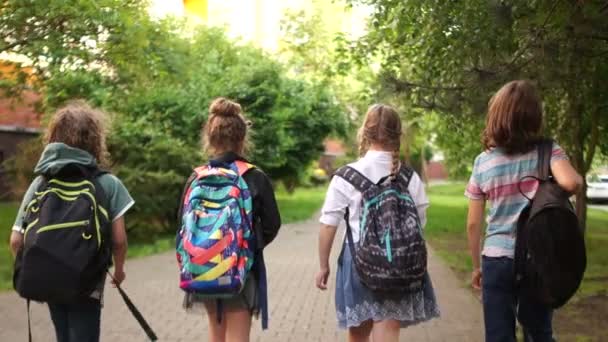 Kinderen terug van school, gooien papieren, laatste dag van de studie, start van de vakantie, achteraanzicht — Stockvideo