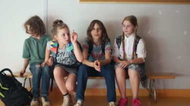 Okul molası sırasında öğrenciler koridorda bir bankta oturuyor. Aniden, çan Yüzükler, çocuklar stand ve onların çanta ile ders kaçmak
