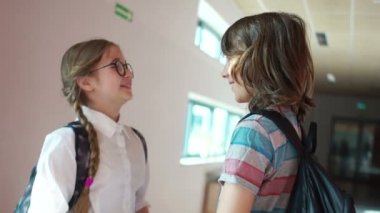 Sınıf arkadaşları okul koridorunda, arka koltuklarla iki okul çocukları, okula geri, okul dostluk konuşmak