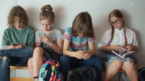 학교에서 휴식을 취하는 동안 어린이 학생. 학생들은 학교 복도에서 시험을 준비하고, 최종 시험 — 비디오