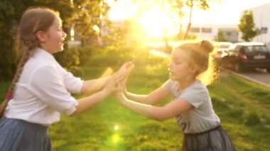 İki kız arkadaş kavga ediyor. Okul arkadaşlığı, genç kızlar eğlence için mücadele, çocuk oyunları. Mutlu çocuklar