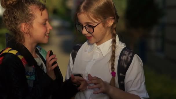 Skolflickor tonåringar på väg till skolan skratta och ta en selfie. Skolan vänskap — Stockvideo