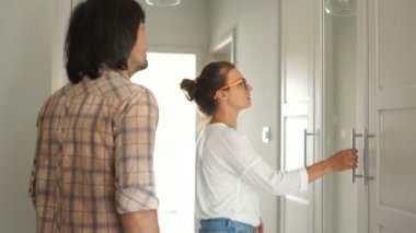 Bir adam ve bir kız, Genç bir aile yeni yenilenmiş dairesinde dolap teftçalışma vardır. Mutlu genç insanlar ev kutlamak