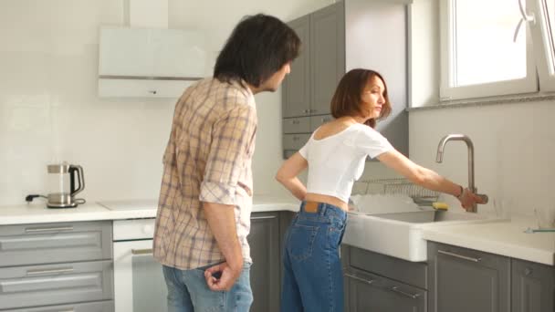 Dospělý pár si v domě kontroluje novou kuchyň. Koupě koncepce nemovitostí — Stock video