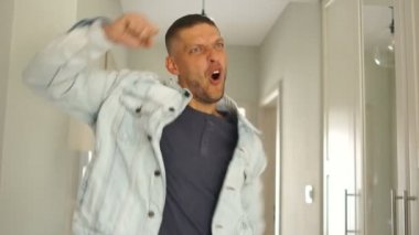 Arka planda yeni düz dans mutlu Kafkas erkek. Ev ve mutluluk kavramı