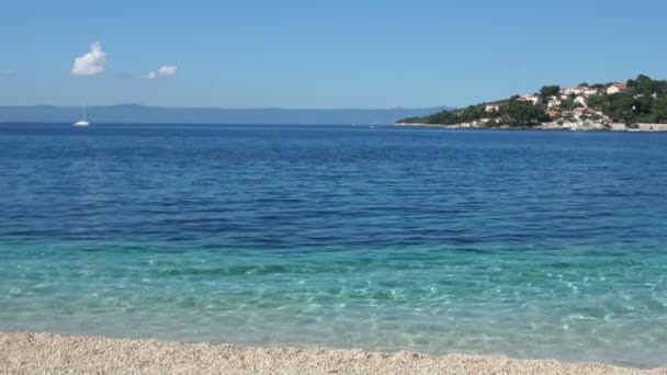 Costa deserta na Croácia, clara água azul-turquesa transparente, conceito de viagem, região da Dalmácia — Vídeo de Stock