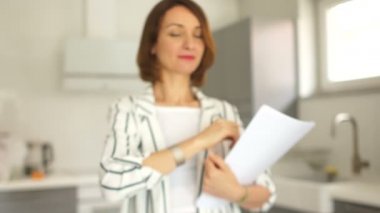 Emlak tuşları ile bir kadın emlakçı yakın bulanık portre. Daire ve evlerin iyi bir anlaşma, kira ve satışı