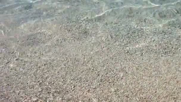 Kıyıya, küçük çakıl taşları açık deniz suyu. Turkuaz deniz suyu closeup. Ekoloji ve seyahat konsepti — Stok video