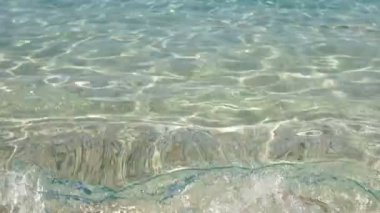 Sahile yakın güzel temiz su, deniz seyahati, ekolojik konsept. Deniz dalgalarının yakın çekim