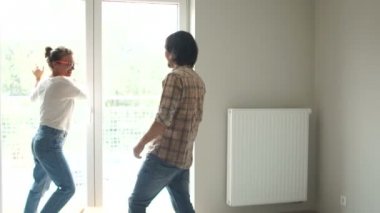 Genç çift yeni evini inceliyor. Tamir ettikten sonra, yeni bir ev satın almak. Newlyweds gayrimenkul satın aldı