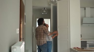 Bir erkek ve kadın satın almadan veya kiralamadan önce bir ev seçer. Genç bir çift gayrimenkul seçer. Onarım konsepti