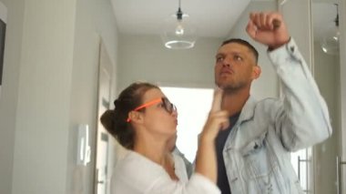 Mutlu koca ve eşi yeni daire anahtarları ile mutluyuz. Konsept gayrimenkul, krediler, daireler Renovasyonu, Fannie videolar