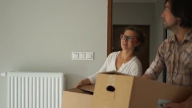 Yeni evli mal satın aldı. Genç bir çift yeni evini inceliyor. Tamir ettikten sonra, yeni bir ev satın almak. Erkek ve kadın sarılmak