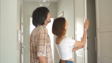 Olgun adam ve kadın taze bir yenileme ile yeni mülklerini incelemek. Gayrimenkul işlemleri