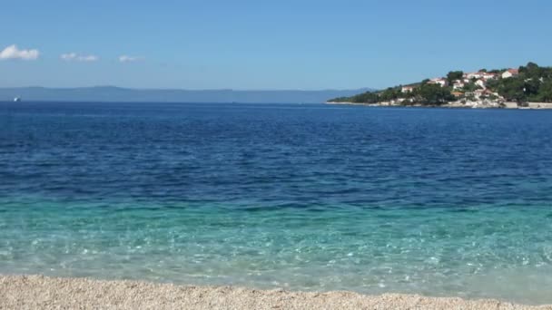 Koppel met plezier rennen langs de zomer Adriatische strand samen. Vrouw inhalen met man — Stockvideo