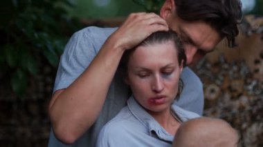 Küçük bir çocukla dövülen bir adam ve bir kadının korkunç resmi. Bir kadın korku içinde çerçeveye bakıyor. Aile içi şiddeti durdurun, kadın haklarını koruyun