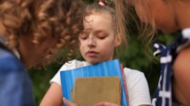 Büyük bir küre ile çocuk ellerinin yakın çekim. Coğrafya dersinde çocuklar, seyahat hayalleri, okula geri dönmek