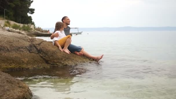 Кучеряве волосся хлопчик проводить час з батьком на березі моря. Щасливе дитинство, літні канікули, день батька — стокове відео