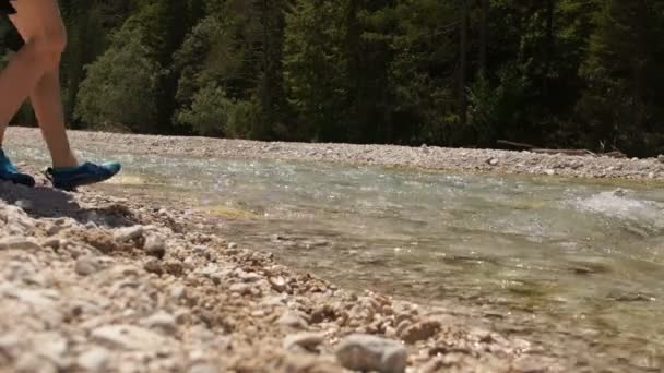 Кучерявий хлопчик на березі гірської річки. Літній відпочинок в Хорватії — стокове відео