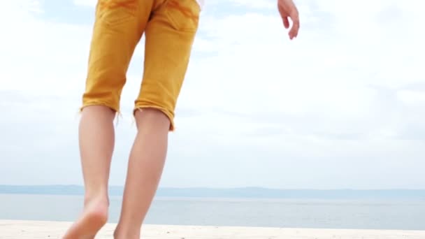 Lockige Kinder, Bruder und Schwester rennen an die Küste. glückliche Kinder, Jeans, Sommerurlaub — Stockvideo